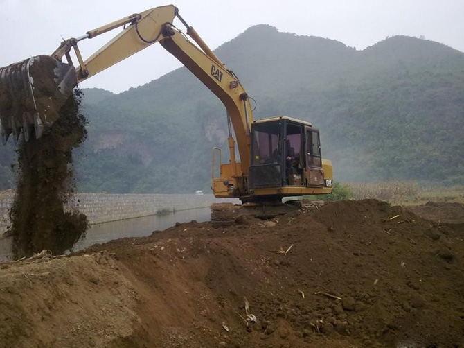 2002 ปี 80.3kw 0.5cbm Bucket E120B ใช้ CAT Excavator 0